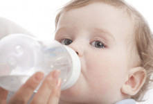 مناسب ترین آب آشامیدنی برای نوزادان کدام است؟