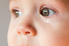 مهمترین علت چشم های آبکی در نوزادان چیست؟