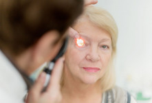 کوچک شدن چشم (میکروفتالمی) چیست، چه علت و درمان‌ هایی دارد ؟