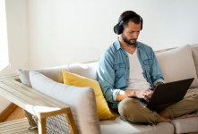 گوش دادن به موزیک در محل کار و افزایش انگیزه و تمرکز کاری