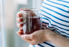 زنان باردار در طی زمان حاملگی روزانه چند لیوان چای می توانند مصرف کنند؟