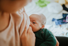 علت - علائم و راهکارهای حل مشکل زیاد بودن شیر مادر