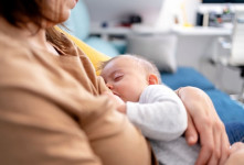 علت گاز گرفتن سینه مادر هنگام شیر خوردن نوزاد چیست؟