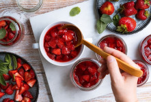 آموزش دستور پخت و طرز تهیه خورش توت فرنگی خوشمزه و مجلسی