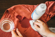 راه و روش‌ از بین بردن لکه شیر مادر از روی لباس
