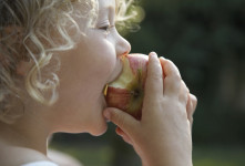 فواید مهم و عالی خوردن سیب برای کودکان