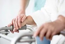 وسایل کمکی مهم و ضروری برای راه رفتن سالمندان