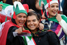 حضور زنان در دیدار تیم‌های ملی فوتبال ایران و عراق تصویب شد !؟