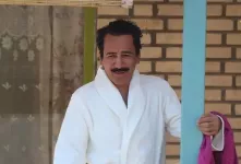 قیافه اصلی خلیل ”نون خ” کنار همسر واقعی از خودش معروفترش !!