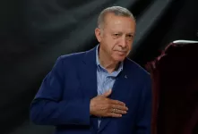 تیپ همسر جوان اردوغان پای صندوق رای خبرساز شد !