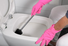 ۸ روش ساده برای از بین بردن زردی کاسه توالت با مواد شوینده طبیعی
