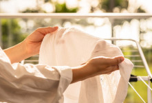 پاک کردن زنگ‌ زدگی روی لباس فقط با این ۷ روش در خانه