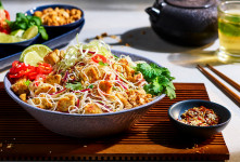 روش طبخ پد تای، غذای تایلندی با گوشت و میگو
