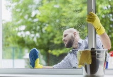 روش شستشو و تمیز کردن شیشه و قاب پنجره دوجداره