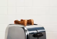 چرا نان در دستگاه توستر گیر می کند؟