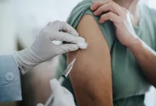 آیا تزریق واکسن باعث باطل شدن روزه می شود؟