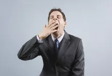 آیا خمیازه کشیدن موجب ابطال نماز می شود؟
