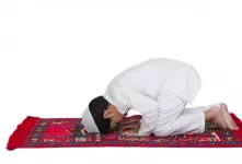 پاسخ مراجع تقلید در باب حکم نماز خواندن در ملک مشترک