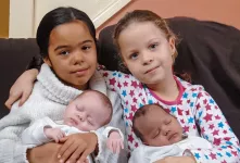 مادری که دوقلوهای دو نژادی به دنیا آورده بود ۷ سال بعد باز هم سورپرایز شد!