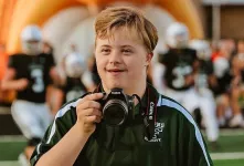 با عکاس ورزشی نوجوان مبتلا به سندروم داون آشنا شوید که قلب انسان ها را به دست آورد!