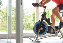 فواید دوچرخه سواری ثابت؛بهترین ورزش برای افزایش قدرت، استقامت و تفکیک عضلانی