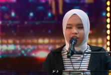 دختر مسلمان و نابینای اندونزی در برنامه استعدادیابی آمریکا اشک همه را درآورد!