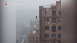 فیلم لحظه سقوط وحشتناک و مرگبار یک مرد از بالای برج