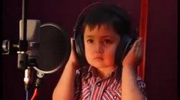 فیلم احساسی از پسر بچه خوش صدا که جهانی شد