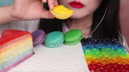 چالش فود اسمر : خوردن شیرین های متنوع