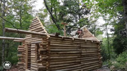 تایم لپس ساخت کابین چوبی در جنگل (فیلم)