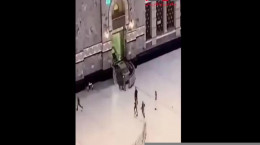 فیلم لحظه تصادف با در مسجدالحرام در مکه