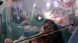 فیلم ویولن‌ زنی یک بیمار حین جراحی مغز