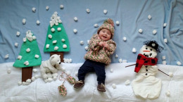 ایده جالب عکس ماهگرد نوزاد با تم لاکچری کریسمس