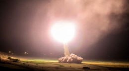 فیلم لحظه حمله موشکی به پایگاه آمریکایی ها همزمان با تدفین شهیدان
