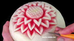 طراحی ساده روی هندوانه به شکل گل پارت ۱