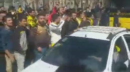 تجمع هواداران سپاهان مقابل هتل کوثر پیش از بازی برابر پرسپولیس
