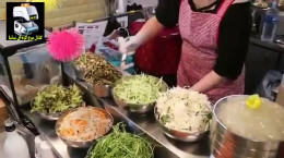 غذای خیابانی کره ای نودل تند با سبزیجات تازه