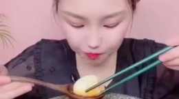 روش خیره کننده غذا خوردن این دختر کره ای