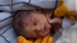 لحظه نجات نوزاد ۲۰ روزه بعد از ۴ روز زیر آوار