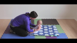 آموزش و تمرین نشستن و بلند شدن به نوزاد