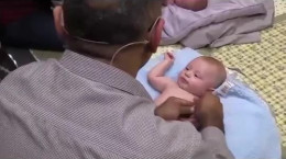 آموزش ماساژ دادن دست و بازوی نوزاد