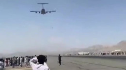 فیلم سقوط چند افغان از هواپیمای مسافربری افغانستان