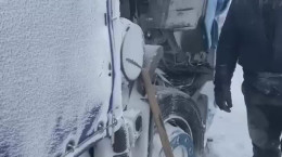 کلیپ کوتاه راننده کامیون در برف و کولاک