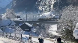 مدرسه رفتن کودکان در روز برفی و زیبای سوئیس