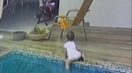 بچه ای که دور از چشم والدینش وارد آب استخر می شود