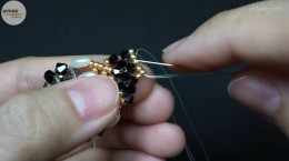 آموزش درست کردن دستبند با منجوق های مشکی طلایی