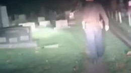 کلیپ فرار دو مامور پلیس از صدای وحشتناک در قبرستان