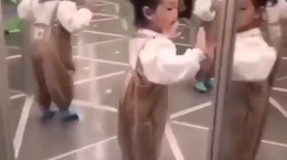 گیر افتادن کودک در اتاق پر از آینه