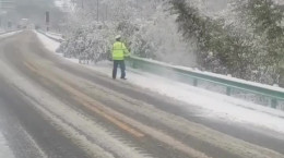 کلیپ تکاندن درختان برفی توسط پلیس راهنمایی و رانندگی
