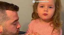 کلیپ بامزه پدری که برای دختر بچه اش حلقه گرفته